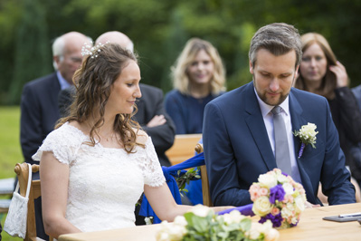 Hochzeitfoto der standesamtlichen Trauung auf der Wiese der Goldberger Mühle in Mettmann und auf Gut Höhne in Düsseldorf