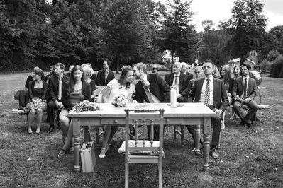 Hochzeitfoto der standesamtlichen Trauung auf der Wiese der Goldberger Mühle in Mettmann und auf Gut Höhne in Düsseldorf