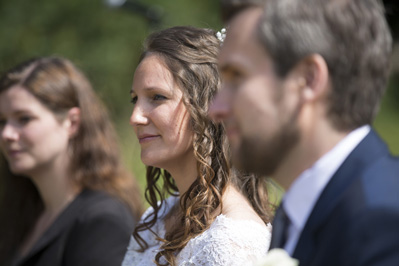 Hochzeitfoto der standesamtlichen Trauung auf der Wiese der Goldberger Mühle in Mettmann und auf Gut Höhne in Düsseldorf