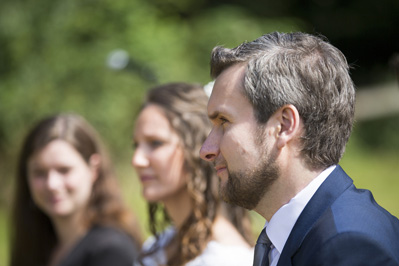 Hochzeitfoto der standesamtlichen Trauung auf der Wiese der Goldberger Mühle in Mettmann und auf Gut Höhne in Düsseldorf