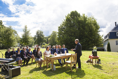 Hochzeitfoto der standesamtlichen Trauung auf der Wiese der Goldberger Mühle in Mettmann und auf Gut Höhne in Düsseldorf