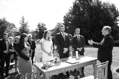 Hochzeitfoto der standesamtlichen Trauung auf der Wiese der Goldberger Mühle in Mettmann und auf Gut Höhne in Düsseldorf