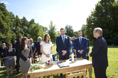 Hochzeitfoto der standesamtlichen Trauung auf der Wiese der Goldberger Mühle in Mettmann und auf Gut Höhne in Düsseldorf