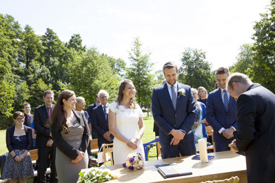 Hochzeitfoto der standesamtlichen Trauung auf der Wiese der Goldberger Mühle in Mettmann und auf Gut Höhne in Düsseldorf