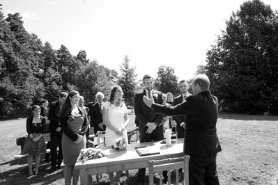 Hochzeitfoto der standesamtlichen Trauung auf der Wiese der Goldberger Mühle in Mettmann und auf Gut Höhne in Düsseldorf