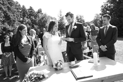 Hochzeitfoto der standesamtlichen Trauung auf der Wiese der Goldberger Mühle in Mettmann und auf Gut Höhne in Düsseldorf