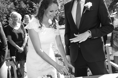 Hochzeitfoto der standesamtlichen Trauung auf der Wiese der Goldberger Mühle in Mettmann und auf Gut Höhne in Düsseldorf