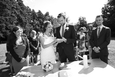 Hochzeitfoto der standesamtlichen Trauung auf der Wiese der Goldberger Mühle in Mettmann und auf Gut Höhne in Düsseldorf