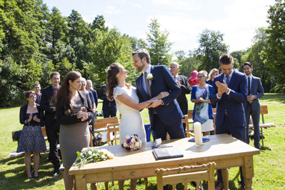 Hochzeitfoto der standesamtlichen Trauung auf der Wiese der Goldberger Mühle in Mettmann und auf Gut Höhne in Düsseldorf