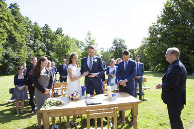 Hochzeitfoto der standesamtlichen Trauung auf der Wiese der Goldberger Mühle in Mettmann und auf Gut Höhne in Düsseldorf