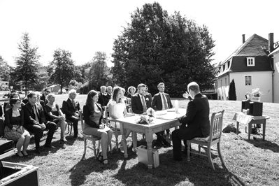 Hochzeitfoto der standesamtlichen Trauung auf der Wiese der Goldberger Mühle in Mettmann und auf Gut Höhne in Düsseldorf