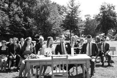 Hochzeitfoto der standesamtlichen Trauung auf der Wiese der Goldberger Mühle in Mettmann und auf Gut Höhne in Düsseldorf