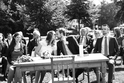 Hochzeitfoto der standesamtlichen Trauung auf der Wiese der Goldberger Mühle in Mettmann und auf Gut Höhne in Düsseldorf