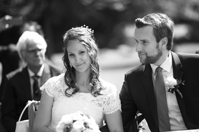 Hochzeitfoto der standesamtlichen Trauung auf der Wiese der Goldberger Mühle in Mettmann und auf Gut Höhne in Düsseldorf