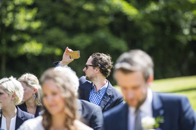 Hochzeitfoto der standesamtlichen Trauung auf der Wiese der Goldberger Mühle in Mettmann und auf Gut Höhne in Düsseldorf