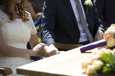 Hochzeitfoto der standesamtlichen Trauung auf der Wiese der Goldberger Mühle in Mettmann und auf Gut Höhne in Düsseldorf