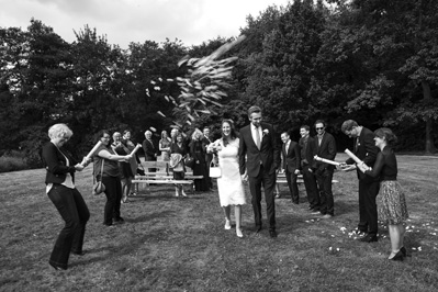 Hochzeitfoto der standesamtlichen Trauung auf der Wiese der Goldberger Mühle in Mettmann und auf Gut Höhne in Düsseldorf