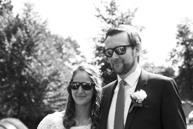 Hochzeitfoto der standesamtlichen Trauung auf der Wiese der Goldberger Mühle in Mettmann und auf Gut Höhne in Düsseldorf