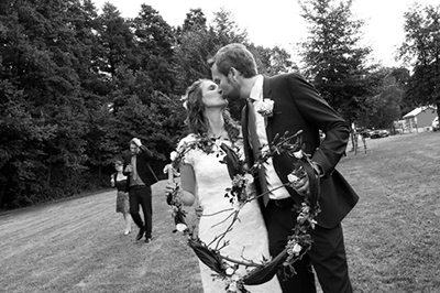 Hochzeitfoto der standesamtlichen Trauung auf der Wiese der Goldberger Mühle in Mettmann und auf Gut Höhne in Düsseldorf