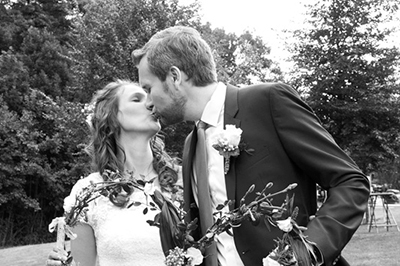 Hochzeitfoto der standesamtlichen Trauung auf der Wiese der Goldberger Mühle in Mettmann und auf Gut Höhne in Düsseldorf