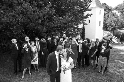 Hochzeitfoto der standesamtlichen Trauung auf der Wiese der Goldberger Mühle in Mettmann und auf Gut Höhne in Düsseldorf