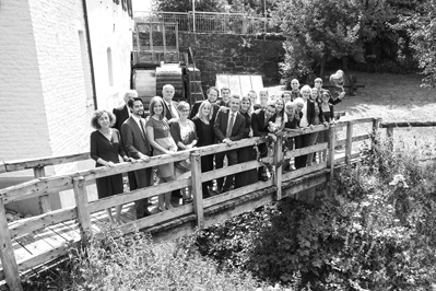 Hochzeitfoto der standesamtlichen Trauung auf der Wiese der Goldberger Mühle in Mettmann und auf Gut Höhne in Düsseldorf