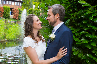 Hochzeitfoto der standesamtlichen Trauung auf der Wiese der Goldberger Mühle in Mettmann und auf Gut Höhne in Düsseldorf