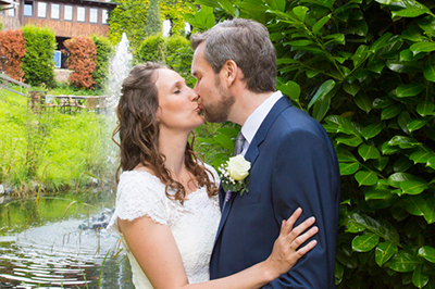 Hochzeitfoto der standesamtlichen Trauung auf der Wiese der Goldberger Mühle in Mettmann und auf Gut Höhne in Düsseldorf