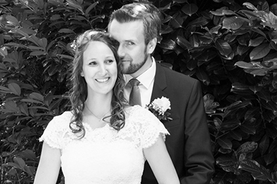 Hochzeitfoto der standesamtlichen Trauung auf der Wiese der Goldberger Mühle in Mettmann und auf Gut Höhne in Düsseldorf