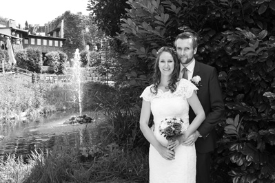 Hochzeitfoto der standesamtlichen Trauung auf der Wiese der Goldberger Mühle in Mettmann und auf Gut Höhne in Düsseldorf