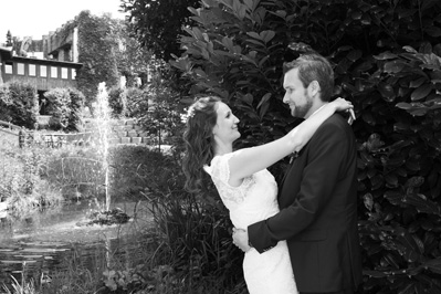 Hochzeitfoto der standesamtlichen Trauung auf der Wiese der Goldberger Mühle in Mettmann und auf Gut Höhne in Düsseldorf