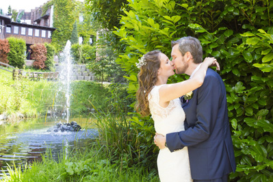 Hochzeitfoto der standesamtlichen Trauung auf der Wiese der Goldberger Mühle in Mettmann und auf Gut Höhne in Düsseldorf