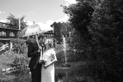 Hochzeitfoto der standesamtlichen Trauung auf der Wiese der Goldberger Mühle in Mettmann und auf Gut Höhne in Düsseldorf