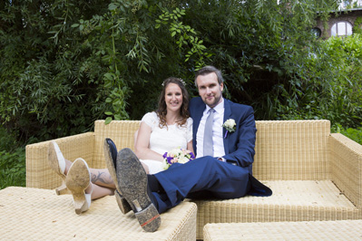 Hochzeitfoto der standesamtlichen Trauung auf der Wiese der Goldberger Mühle in Mettmann und auf Gut Höhne in Düsseldorf