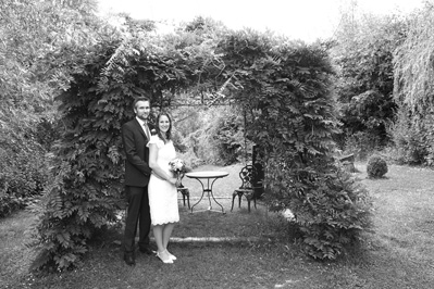Hochzeitfoto der standesamtlichen Trauung auf der Wiese der Goldberger Mühle in Mettmann und auf Gut Höhne in Düsseldorf