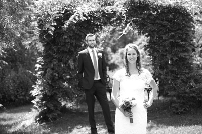 Hochzeitfoto der standesamtlichen Trauung auf der Wiese der Goldberger Mühle in Mettmann und auf Gut Höhne in Düsseldorf