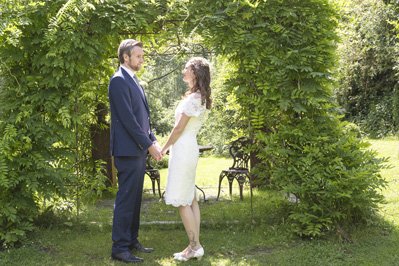 Hochzeitfoto der standesamtlichen Trauung auf der Wiese der Goldberger Mühle in Mettmann und auf Gut Höhne in Düsseldorf