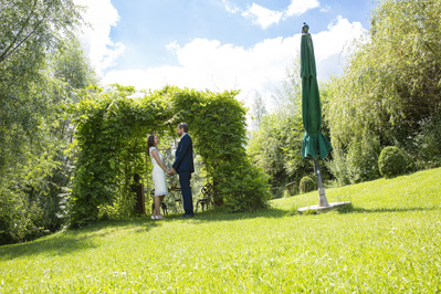 Hochzeitfoto der standesamtlichen Trauung auf der Wiese der Goldberger Mühle in Mettmann und auf Gut Höhne in Düsseldorf