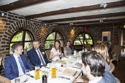 Hochzeitfoto der standesamtlichen Trauung auf der Wiese der Goldberger Mühle in Mettmann und auf Gut Höhne in Düsseldorf