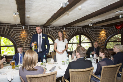 Hochzeitfoto der standesamtlichen Trauung auf der Wiese der Goldberger Mühle in Mettmann und auf Gut Höhne in Düsseldorf