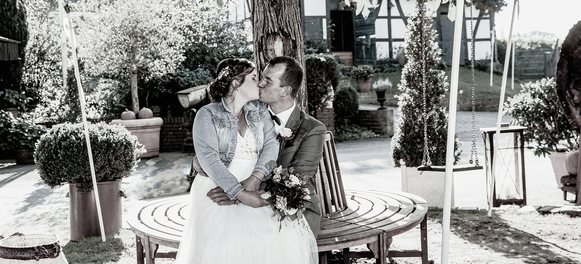 Das Brautpaarshooting von Chrissy & Christian auf dem Hof Diepensiepen in Mettmann