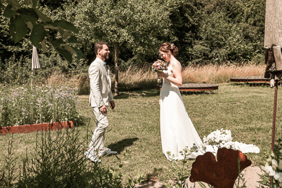 Hochzeitfoto der freien Trauung in den Gärten des Landhotel Voshövel in Schermbeck