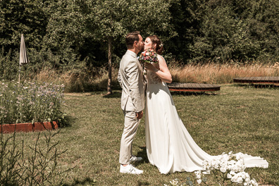 Hochzeitfoto der freien Trauung in den Gärten des Landhotel Voshövel in Schermbeck