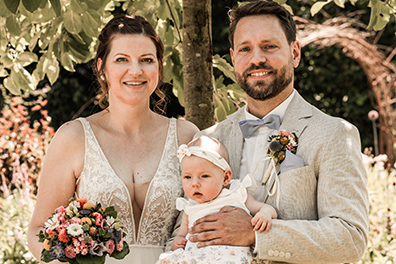 Hochzeitfoto der freien Trauung in den Gärten des Landhotel Voshövel in Schermbeck