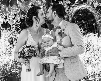 Hochzeitfoto der freien Trauung in den Gärten des Landhotel Voshövel in Schermbeck