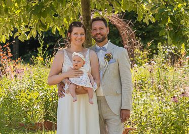 Hochzeitfoto der freien Trauung in den Gärten des Landhotel Voshövel in Schermbeck