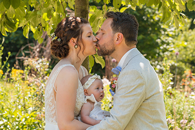 Hochzeitfoto der freien Trauung in den Gärten des Landhotel Voshövel in Schermbeck