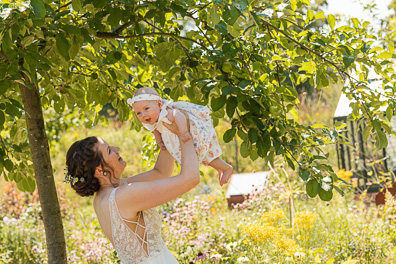 Hochzeitfoto der freien Trauung in den Gärten des Landhotel Voshövel in Schermbeck