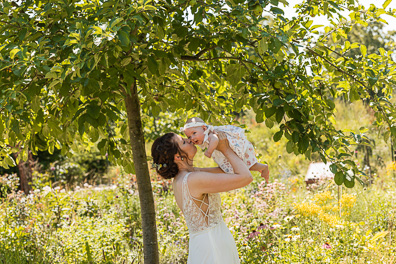 Hochzeitfoto der freien Trauung in den Gärten des Landhotel Voshövel in Schermbeck