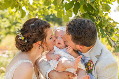 Hochzeitfoto der freien Trauung in den Gärten des Landhotel Voshövel in Schermbeck